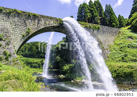 山都町のシンボルである美しい通潤橋　豪快な放水　（熊本県上益城郡） 68802953