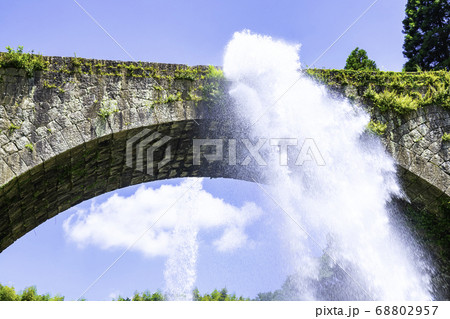 山都町のシンボルである美しい通潤橋　豪快な放水　（熊本県上益城郡） 68802957