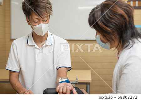 血圧を測る 68803272