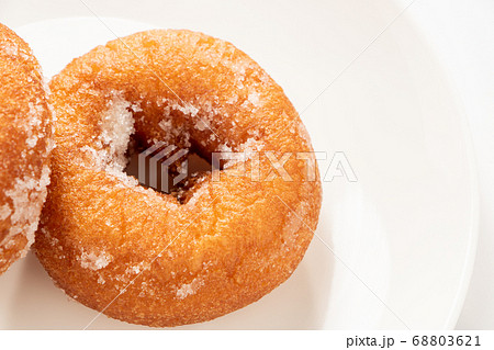 ドーナツ(リングドーナツ)。(白皿･白バック) 68803621