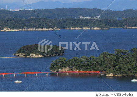日本三景・松島の風景。西行戻しの松公園にある白衣観音展望台から見る福浦橋と福浦島など。宮城県松島町。 68804068