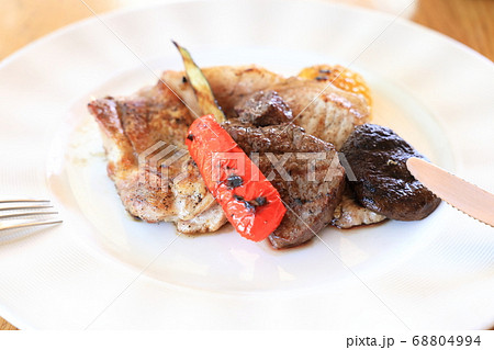 おいしいバーベキューグリル、ビーフ、チキン、ポーク おいしいバーベキューグリル、ビーフ、チキン、ポーク 68804994