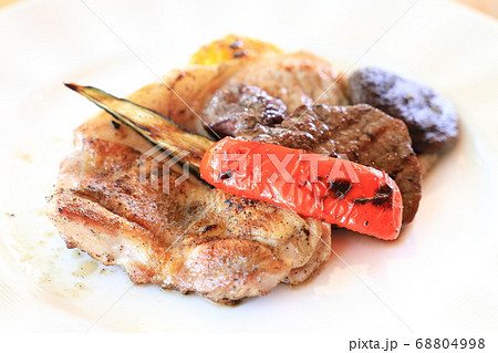 おいしいバーベキューグリル、ビーフ、チキン、ポーク おいしいバーベキューグリル、ビーフ、チキン、ポーク 68804998