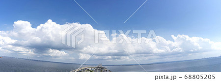 東京湾に浮かぶ、海ほたるパーキングエリア　千葉県　木更津　羽田 68805205