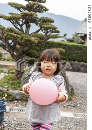 風船で遊ぶ女の子 68805385