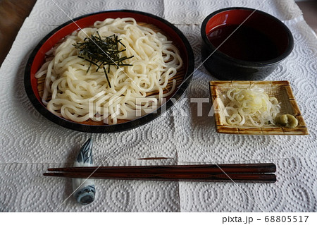 食卓の上に並ぶ、ざるうどんとつけつゆ、薬味 68805517