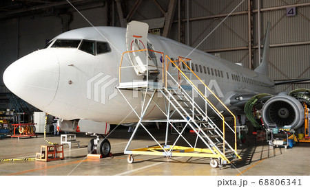 メンテナンス中の飛行機 68806341