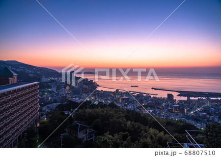 《静岡県》熱海の夜明け・太平洋から昇る太陽 68807510