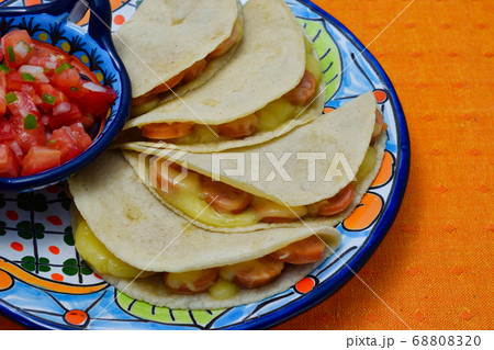 メキシコ料理のケサディージャ　 68808320