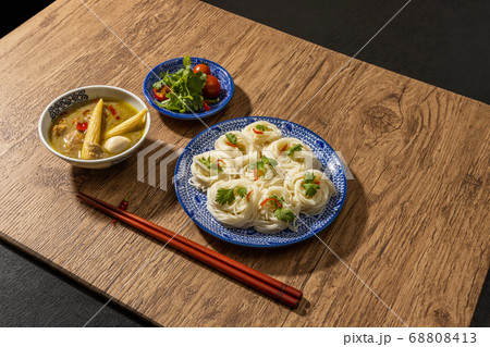 タイのカレー麺料理(カノム・ジーン)curry and noodle (Khanom chin) タイのカレー麺料理(カノム・ジーン)curry and noodle (Khanom chin) 68808413