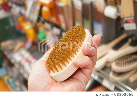 金属のブラシを持つ手 68808669