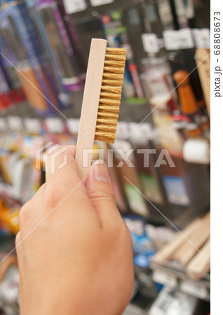 金属のブラシを持つ手 68808673