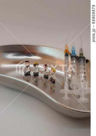 膿盆の上で話し合いをしている医師たちのミニチュア人形(縦向き) 膿盆の上で話し合いをしている医師たちのミニチュア人形(縦向き) 68808878