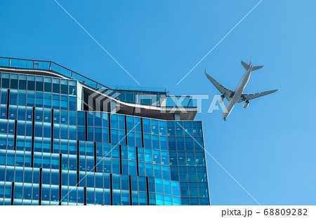 日本の東京都市景観　渋谷から望む航空機（左のビルは渋谷スクランブルスクエア） 68809282