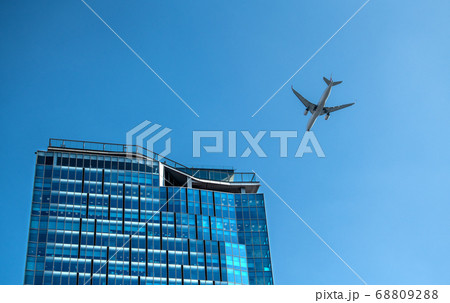 日本の東京都市景観 渋谷から望む航空機(左のビルは渋谷スクランブルスクエア) 日本の東京都市景観 渋谷から望む航空機(左のビルは渋谷スクランブルスクエア) 68809288