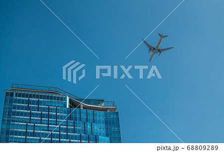 日本の東京都市景観 渋谷から望む航空機(左のビルは渋谷スクランブルスクエア) 日本の東京都市景観 渋谷から望む航空機(左のビルは渋谷スクランブルスクエア) 68809289
