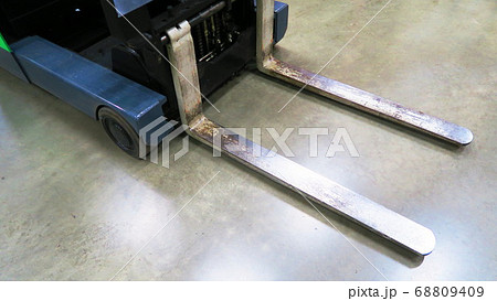 フォークリフトのツメの風景 68809409