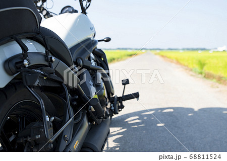 モーターサイクル　ミドルクルーザーの後方からのアップ　千葉県 68811524