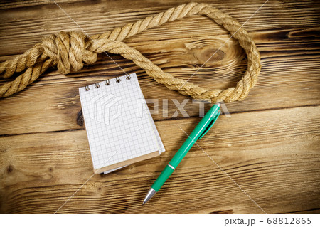 Deadly loop of rope and suicide note  68812865