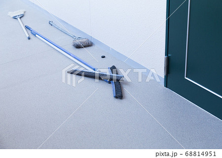 マンション廊下に置かれたほうき 68814951