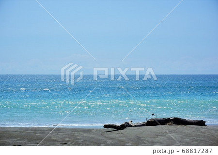 千葉県　青い海と青い空と白い海岸　千倉海岸 68817287
