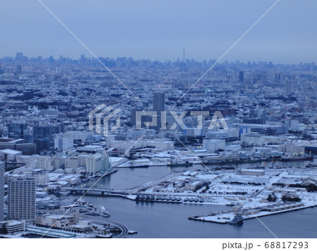 雪が積もった横浜の港とスカイツリー方面の景色の写真素材