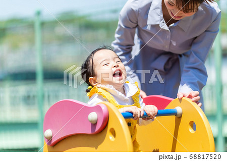 お母さんと遊具で遊ぶかわいい女の子 お母さんと遊具で遊ぶかわいい女の子 68817520