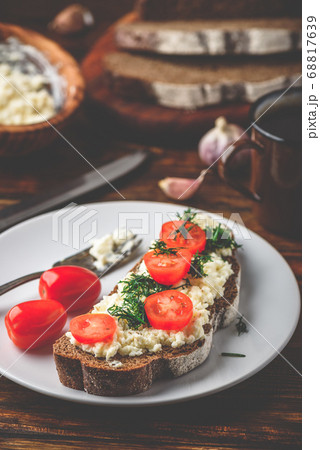 Rye bread toast with processed cheese, garlic and tomatoes 68817639
