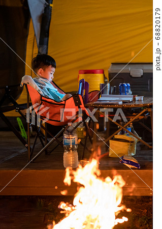 キャンプ キャンピング 焚き火 68820179
