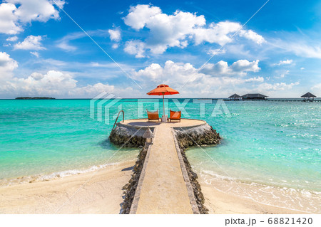 Sunbed and umbrella in the Maldives 68821420