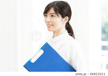 介護職の女性【ポートレート】 介護職の女性【ポートレート】 68822021