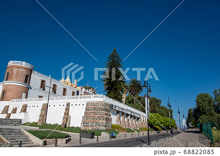 メキシコ　スペイン人の侵略で破壊されたピラミッドの上に建てられたチョルーラの教会横の美術館と道 68822085