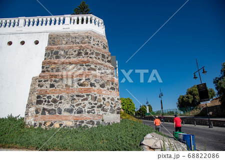 メキシコ　スペイン人の侵略で破壊されたピラミッドの上に建てられたチョルーラの教会横の美術館と道 68822086