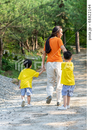 子供 旅行 ママ 68822144