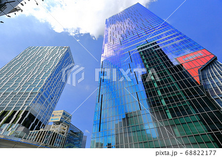 東京　渋谷駅東口の街並み 68822177