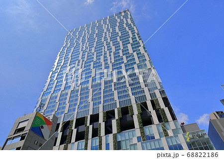 東京　渋谷駅東口の街並み 68822186