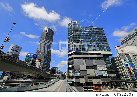 東京　渋谷駅南口の街並み 68822208