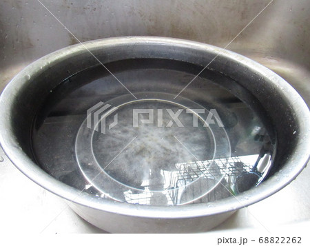 水の入ったボウル 68822262