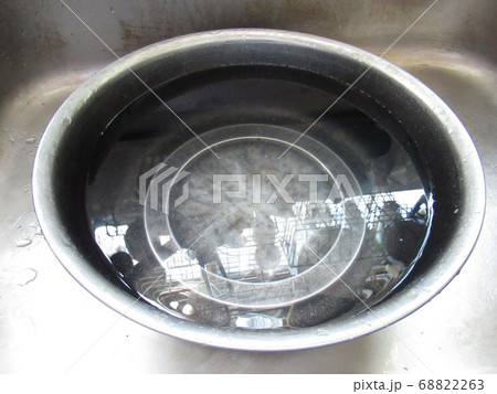 水の入ったボウル 水の入ったボウル 68822263