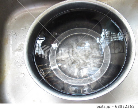水の入ったボウル 68822265