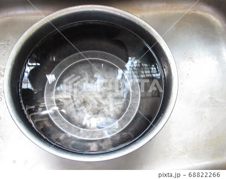 水の入ったボウル 68822266