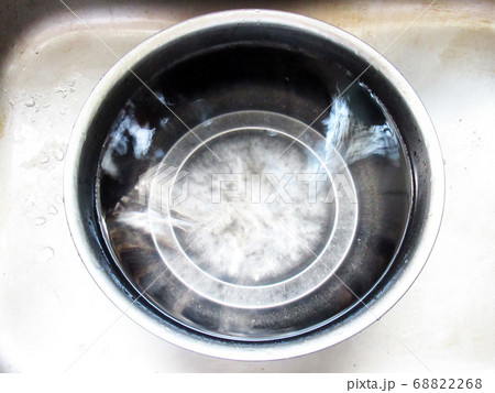 水の入ったボウル 68822268