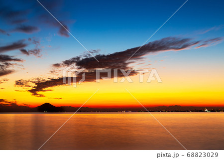 夕景に浮かぶ黒雲 夕景に浮かぶ黒雲 68823029