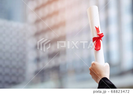 New graduates are unemployed because of the economic downturn. 68823472