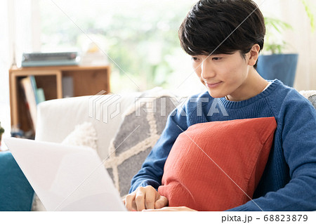 テレワークをする若い男性 68823879