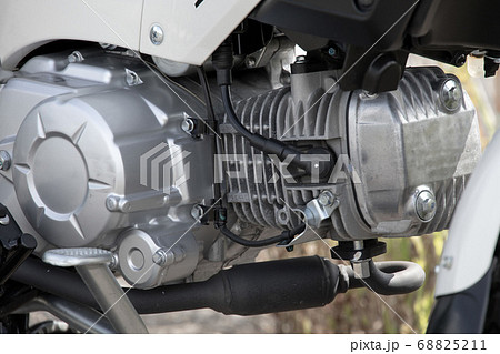 バイクのエンジン 68825211