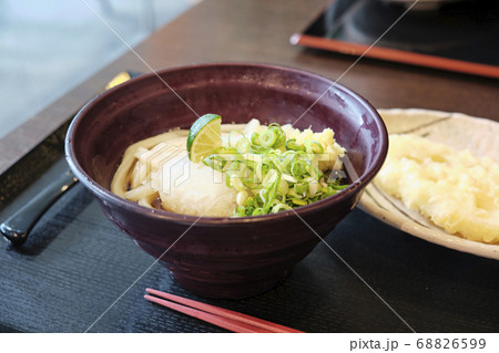 香川県の特産の讃岐うどん 68826599