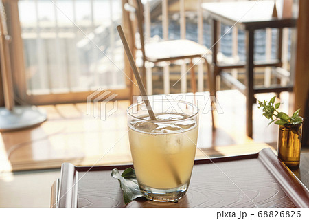 紙ストローで飲む手作りジンジャエールの写真素材 6866 紙ストローで飲む手作りジンジャエールの写真素材 6866