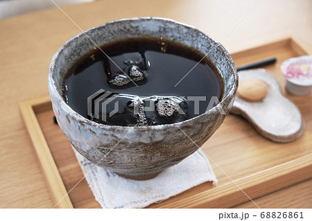 味のあるカップで飲むコーヒーの写真素材 [68826861] - PIXTA