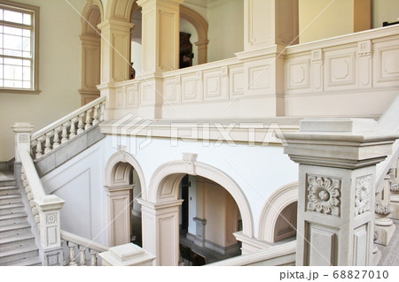 京都府庁　旧本館のホール階段 68827010